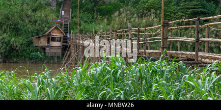 Il bambù ponte sopra il Nam Kahn fiume vicino alla confluenza con il fiume Mekong a Luang Prabang, Laos Foto Stock