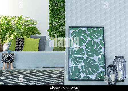 Moderno appartamento con 3d wallpaper, lettino e foglia di monstera decorazione Foto Stock