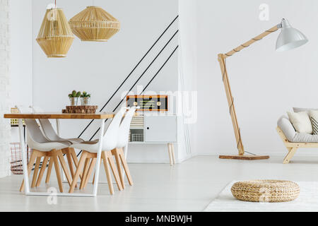 Due paralumi in legno appeso sopra il tavolo nella sala da pranzo Foto Stock