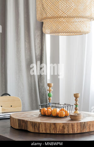 Casa in legno decorazione sul tavolo da pranzo Foto Stock