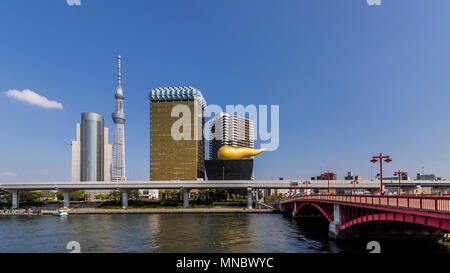 Bellissima vista del quartiere Sumida di Tokyo dal fiume Sumida, Giappone Foto Stock
