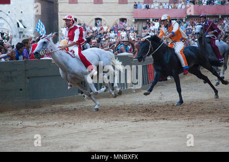 Contrada della giraffa e unicorn, la razza, il palio di Siena Siena, Toscana, Italia, Europa Foto Stock