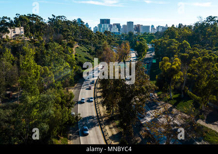 Autostrada che conduce a San Diego Downtown con edifici alti in background Foto Stock