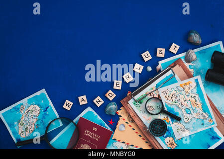 Testata con viaggi di esplorazione e di concetto. Mappe ad acquerello, passaporto, Bussola Binocolo, buste, lente di ingrandimento e Wanderlust lettere in legno Foto Stock