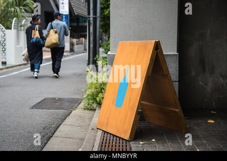 Minamiaoyama, Giappone - Agosto 21, 2017: bottiglia blu coffee shop in Tokyo, Giappone. Foto Stock