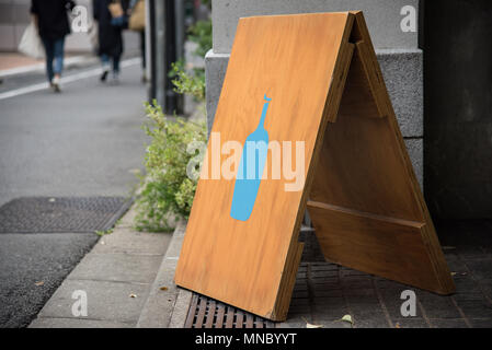 Minamiaoyama, Giappone - Agosto 21, 2017: bottiglia blu coffee shop in Tokyo, Giappone. Foto Stock