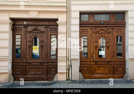 Due simili antiche porte decorate in Gorlitz, Germania Foto Stock