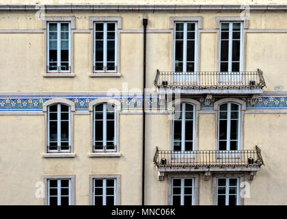 La sezione di un blocco di uffici che Mostra finestra di vario design, balconi e piastrelle decorative Foto Stock