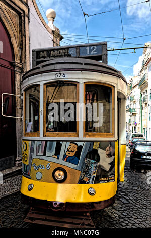 Il tram nnumero 12 sul suo percorso circolare a Martim Moniz, attraverso Graca, Baixa e la città vecchia di Alfama Foto Stock