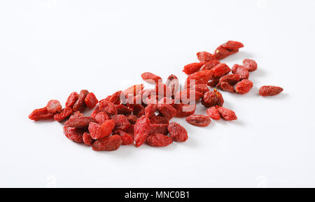 Manciata di goji bacche su sfondo bianco Foto Stock