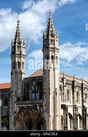 Grande entrata al Museu de Marinha, situata nell'ala ovest dell'ornato Mosteiro dos Jerónimos Foto Stock