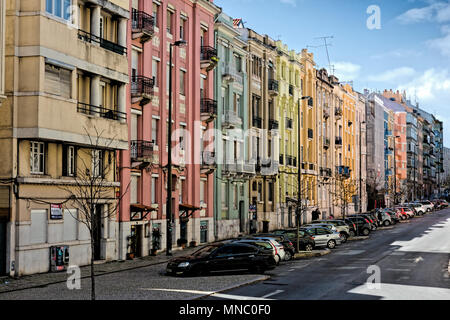 Strada residenziale di Lisbona con case a schiera di diversi colori Foto Stock