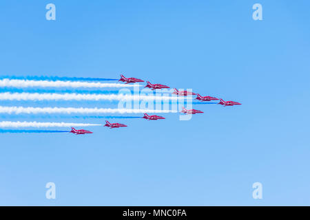 Le frecce rosse visualizzare la formazione con un cielo blu, Atene, Grecia Foto Stock