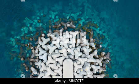 Vista dall'alto di un abbondanza di frangiflutti di cemento Foto Stock