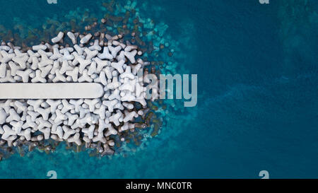Vista dall'alto di un abbondanza di frangiflutti di cemento Foto Stock