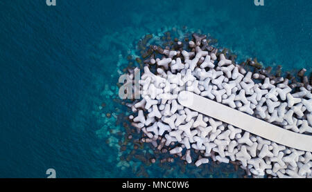 Vista dall'alto di un abbondanza di frangiflutti di cemento Foto Stock