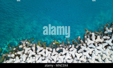 Vista dall'alto di un abbondanza di frangiflutti di cemento Foto Stock