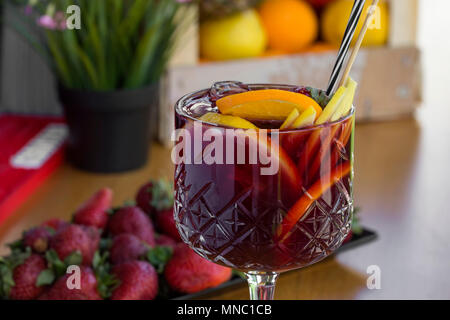 Cocktail con vodka, fragole e limone in vetro - Vista da vicino Foto Stock