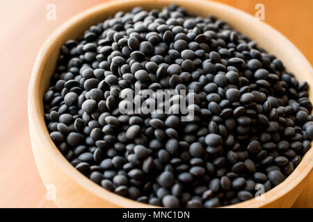 Nero di lenticchie Beluga in cucchiaio di legno. Alimenti biologici. Foto Stock