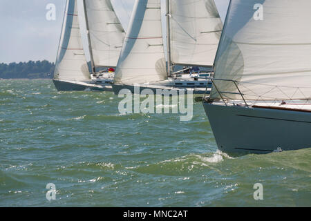 Tre barche a vela Barche a vela o barche a vela mare su una soleggiata giornata estiva Foto Stock