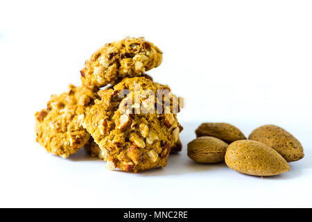 In casa biscotti di mandorle contro uno sfondo bianco isolato Foto Stock