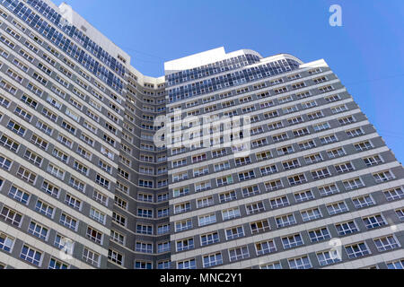 Multipiano per edifici residenziali andare verso il cielo in prospettiva ona sullo sfondo di un cielo blu Foto Stock