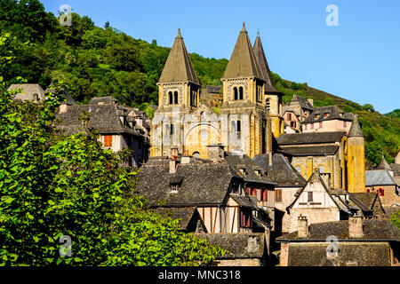Bellissima vista del borgo medievale di borgo collinare di Conques, Occitanie, Francia. Foto Stock