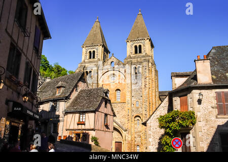 Bellissima vista del borgo medievale di Conques, Occitanie, Francia. Foto Stock
