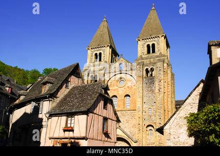 Bellissima vista del borgo medievale di Conques, Occitanie, Francia. Foto Stock