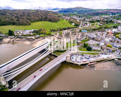 Vista aerea della città storica di Conwy con il suo castello medievale - Galles - Regno Unito. Foto Stock