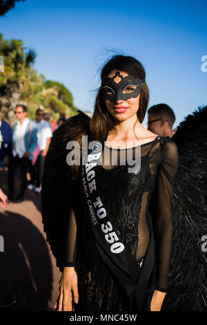 CANNES,FRANCIA-maggio 12: modello pone vestito come un angolo a l'allegato beach durante il festival del cinema , il 12 maggio 2018 a Cannes, Francia Foto Stock