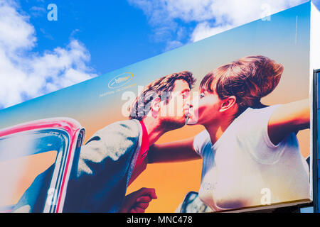 CANNES,FRANCIA-maggio 14: cartellone ufficiale del festival del cinema di Cannes 2018 edition è visualizzato sul Palais du cinema facciata, mostrando un famoso kiss betwe Foto Stock