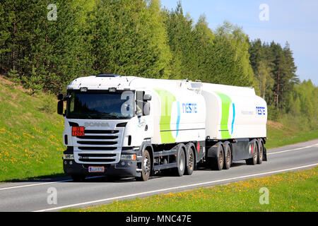 White Scania autocisterna di carburante per Neste ADR trasporto di benzina sulla rampa di freeway su un bel giorno di inizio estate. Salo, Finlandia - 12 maggio 2018. Foto Stock