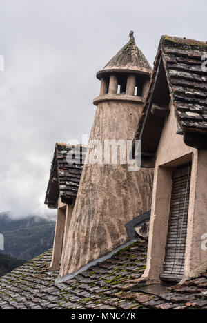 Il camino e le finestre di una costruzione in Puente la Reina, una città vicino a Jaca nei Pirenei (Aragon,Spagna) Foto Stock