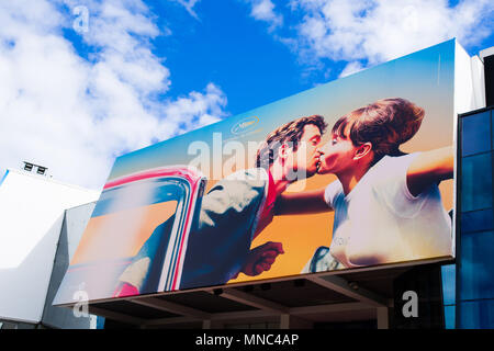 CANNES,FRANCIA-maggio 14: cartellone ufficiale del festival del cinema di Cannes 2018 edition è visualizzato sul Palais du cinema facciata, mostrando un famoso kiss betwe Foto Stock