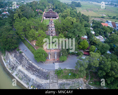 Thien Mu Pagoda, tonalità, Vietnam, ad alto angolo di visione Foto Stock