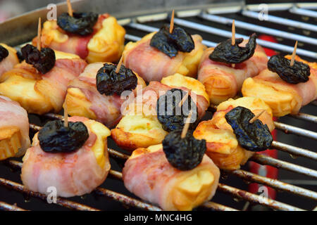 Formaggio affumicato grigliate di carne di maiale, una prelibatezza. Cracovia in Polonia Foto Stock