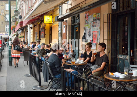 Un bar presso lo storico quartiere di Kazimierz, oggi un importante centro della vita culturale di Cracovia. Polonia Foto Stock