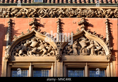 Windows del gotico Municipio della Città Vecchia (Stary Ratusz) al Rynek (Piazza del Mercato). Wroclaw, Polonia Foto Stock