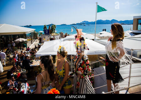 CANNES,FRANCIA-maggio 15: gruppo di ballerini perfors in tipico stile italiano in la croisette il 15 maggio 2018 a Cannes, Francia Foto Stock