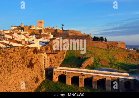 La città murata di Estremoz. Alentejo, Portogallo Foto Stock