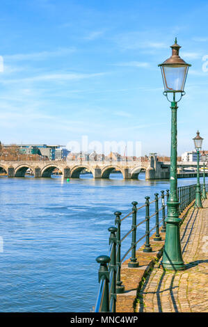 San Servatius Bridge a Maastricht Foto Stock