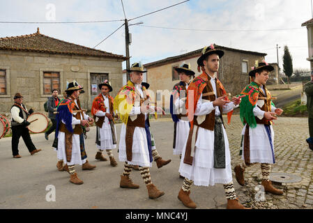 Un gruppo folk (Pauliteiros de Miranda) che pratica un antico guerriero danza iberica. Tradizionale festività invernali in Constantim. Tras-os-Montes, Po Foto Stock