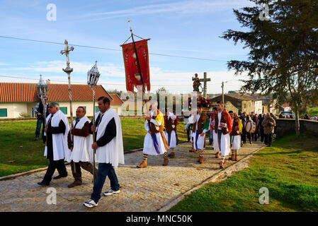 La processione durante il solstizio d'inverno le feste in Constantim. Tras-os-Montes, Portogallo Foto Stock