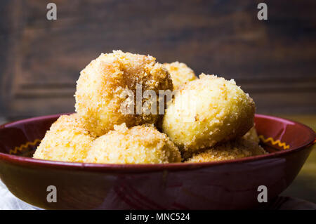 Briciole di pane gnocchi di patate servita in una ciotola Foto Stock