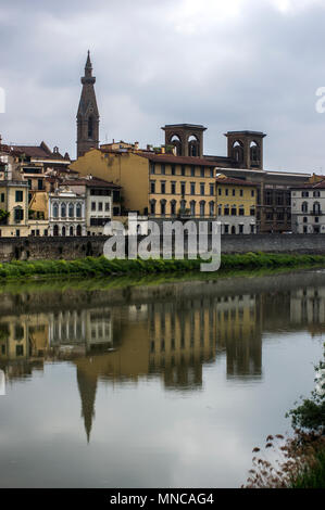 Gli edifici si riflette nel fiume Arno a Firenze Italia Foto Stock