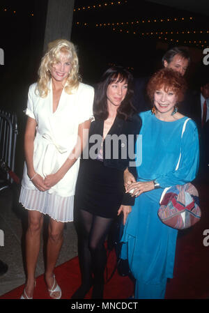 LOS ANGELES, CA - 10 settembre: (L-R) Attrice Daryl Hannah, Sachi Parker e sua madre attrice Shirley MacLaine assistere alla premiere di 'cartoline dal bordo' il 10 settembre 1990 a Cineplex Odeon Century Plaza cinema in Century City, California. Foto di Barry re/Alamy Stock Photo Foto Stock