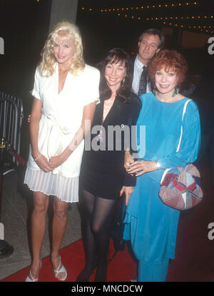 LOS ANGELES, CA - 10 settembre: (L-R) Attrice Daryl Hannah, Sachi Parker e sua madre attrice Shirley MacLaine assistere alla premiere di 'cartoline dal bordo' il 10 settembre 1990 a Cineplex Odeon Century Plaza cinema in Century City, California. Foto di Barry re/Alamy Stock Photo Foto Stock
