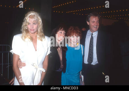 LOS ANGELES, CA - 10 settembre: (L-R) Attrice Daryl Hannah, Sachi Parker e sua madre attrice Shirley MacLaine assistere alla premiere di 'cartoline dal bordo' il 10 settembre 1990 a Cineplex Odeon Century Plaza cinema in Century City, California. Foto di Barry re/Alamy Stock Photo Foto Stock