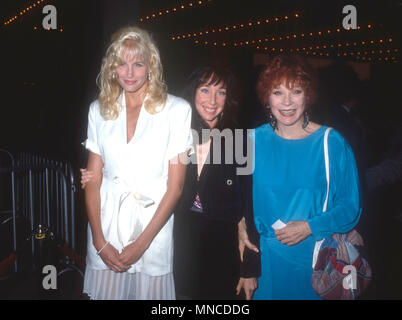LOS ANGELES, CA - 10 settembre: (L-R) Attrice Daryl Hannah, Sachi Parker e sua madre attrice Shirley MacLaine assistere alla premiere di 'cartoline dal bordo' il 10 settembre 1990 a Cineplex Odeon Century Plaza cinema in Century City, California. Foto di Barry re/Alamy Stock Photo Foto Stock